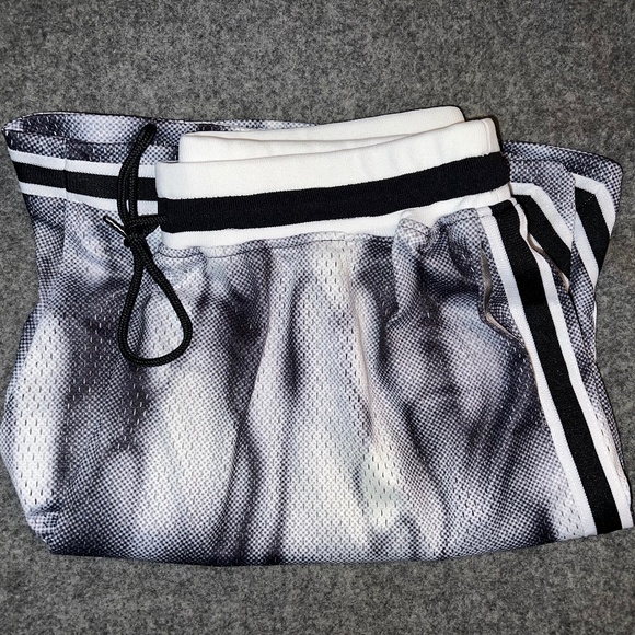 JOHN ELLIOTT Smokescreen "Game Shorts" MEDIUM NWT size 2 - Picture 8 of 8